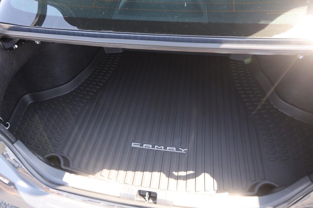 Toyota Camry Vehicle Full-screen Gallery Image 7