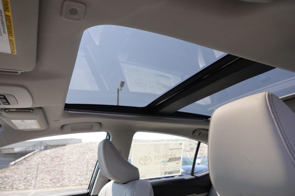 Toyota Camry Vehicle Full-screen Gallery Image 8