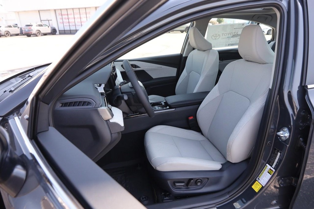 Toyota Camry Vehicle Full-screen Gallery Image 9