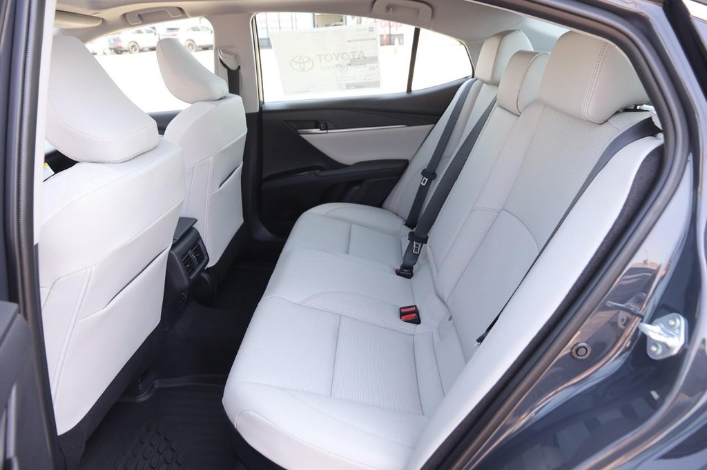 Toyota Camry Vehicle Full-screen Gallery Image 10