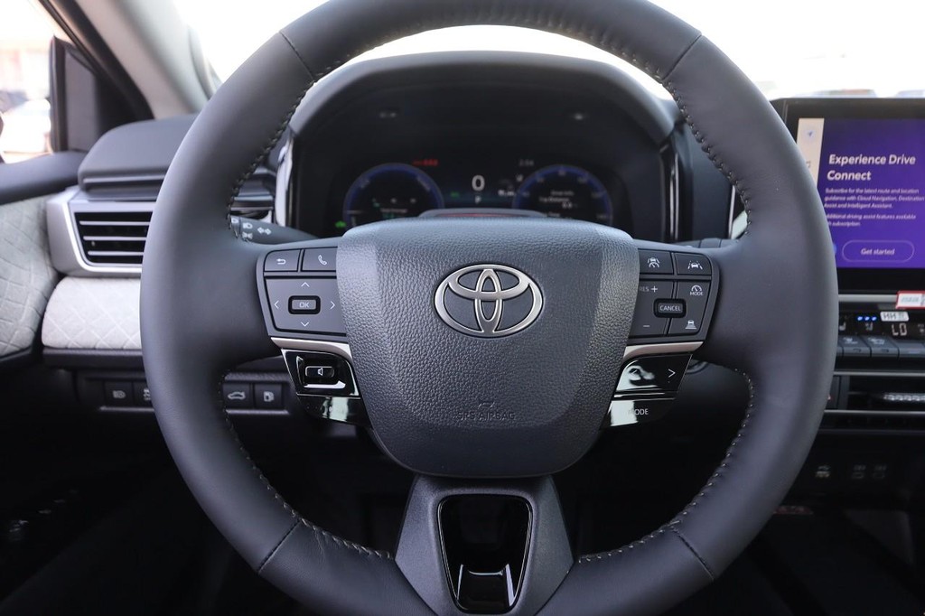 Toyota Camry Vehicle Full-screen Gallery Image 11