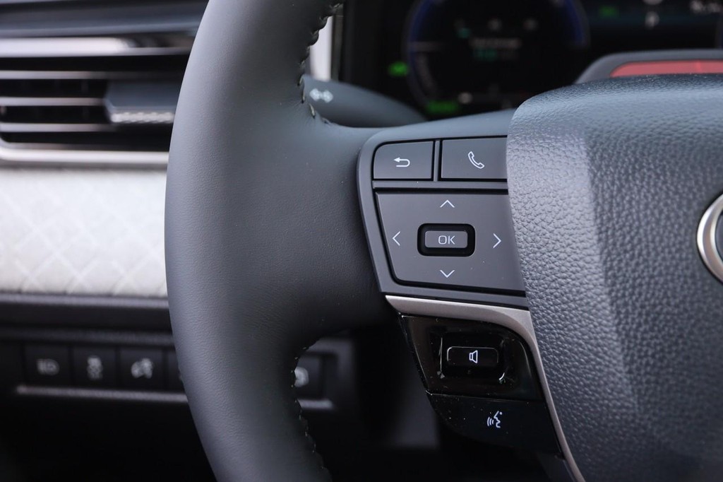 Toyota Camry Vehicle Full-screen Gallery Image 12