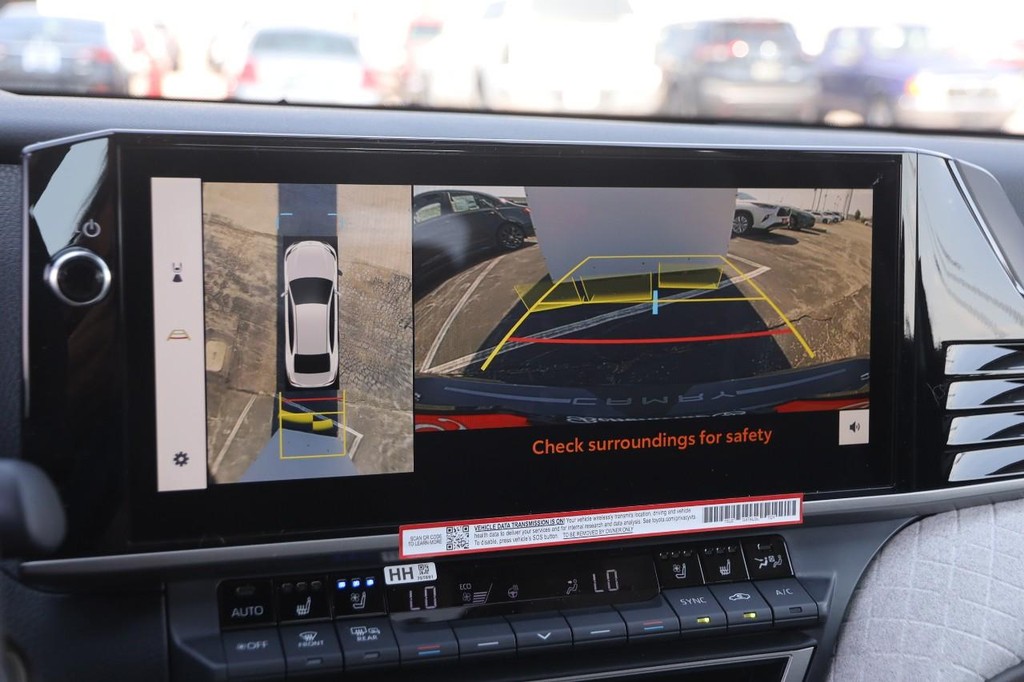 Toyota Camry Vehicle Full-screen Gallery Image 17