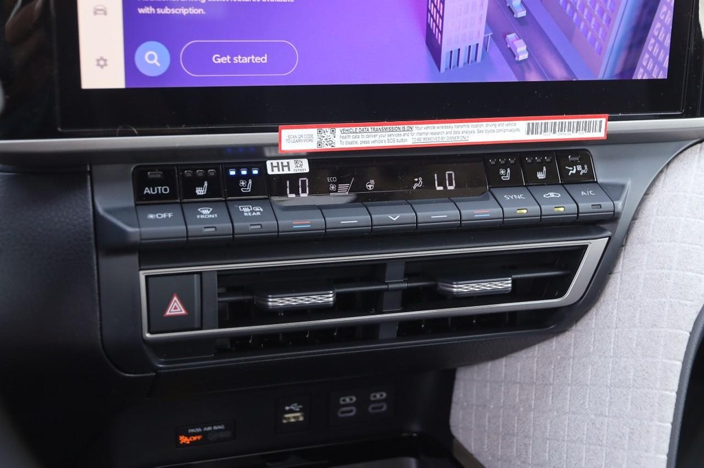 Toyota Camry Vehicle Full-screen Gallery Image 18