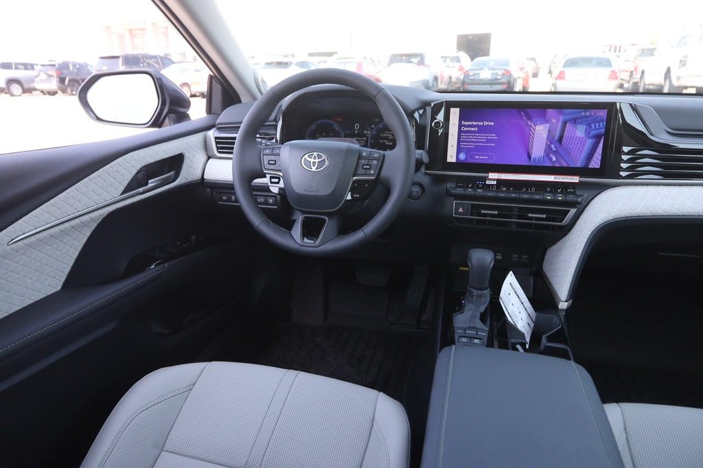 Toyota Camry Vehicle Full-screen Gallery Image 22