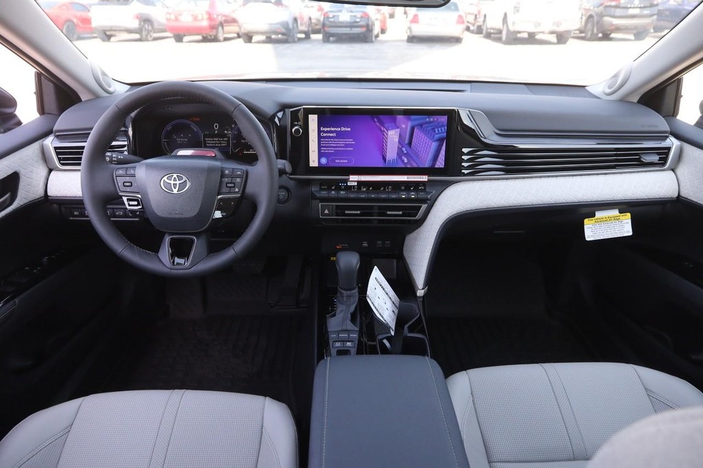 Toyota Camry Vehicle Full-screen Gallery Image 23