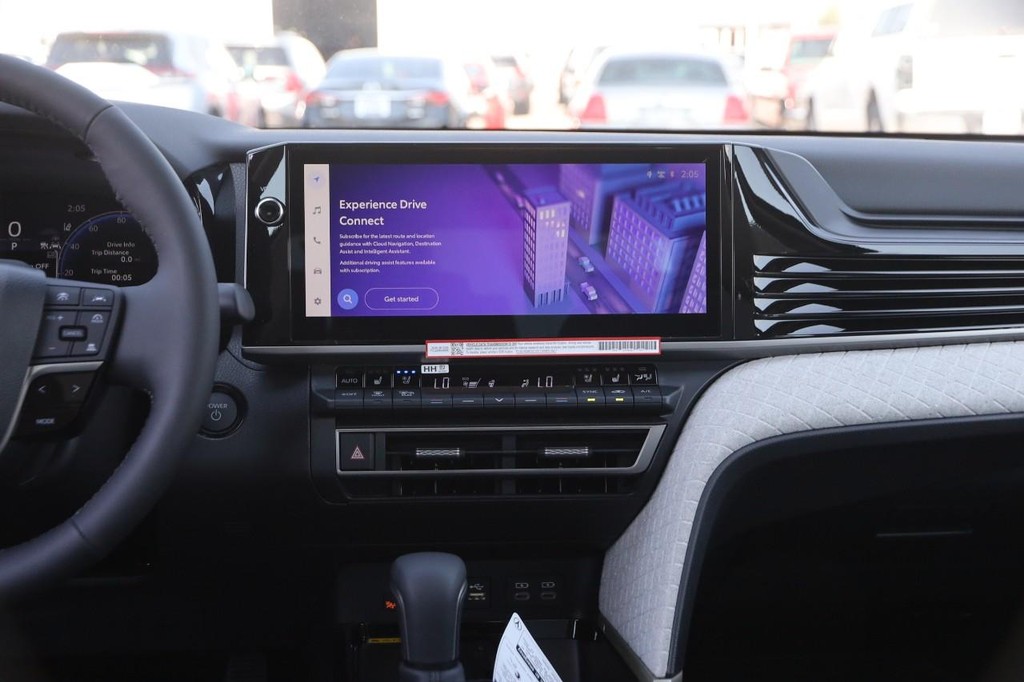 Toyota Camry Vehicle Full-screen Gallery Image 24