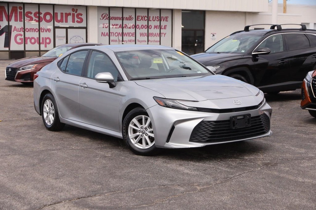 Toyota Camry Vehicle Full-screen Gallery Image 2