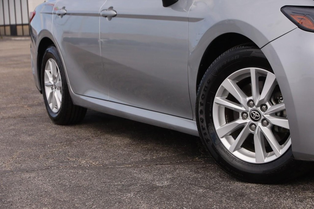 Toyota Camry Vehicle Full-screen Gallery Image 3