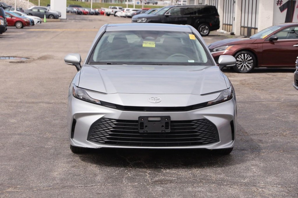 Toyota Camry Vehicle Full-screen Gallery Image 4