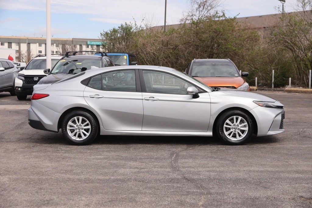 Toyota Camry Vehicle Full-screen Gallery Image 5