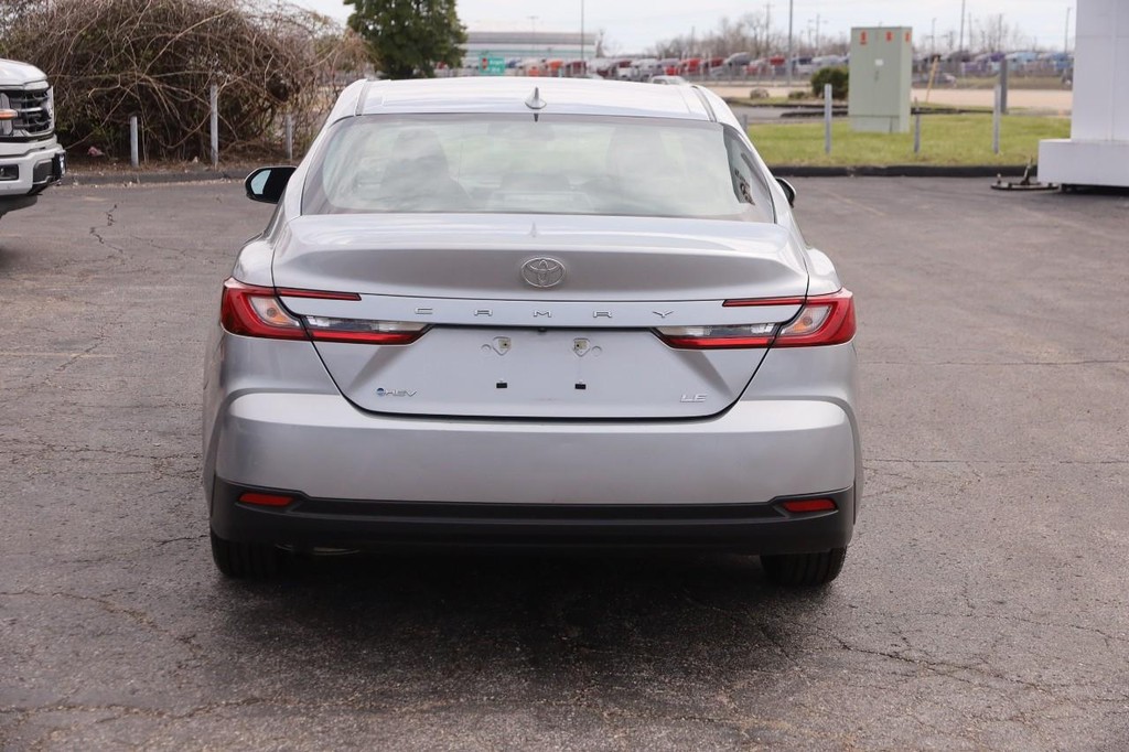 Toyota Camry Vehicle Full-screen Gallery Image 6