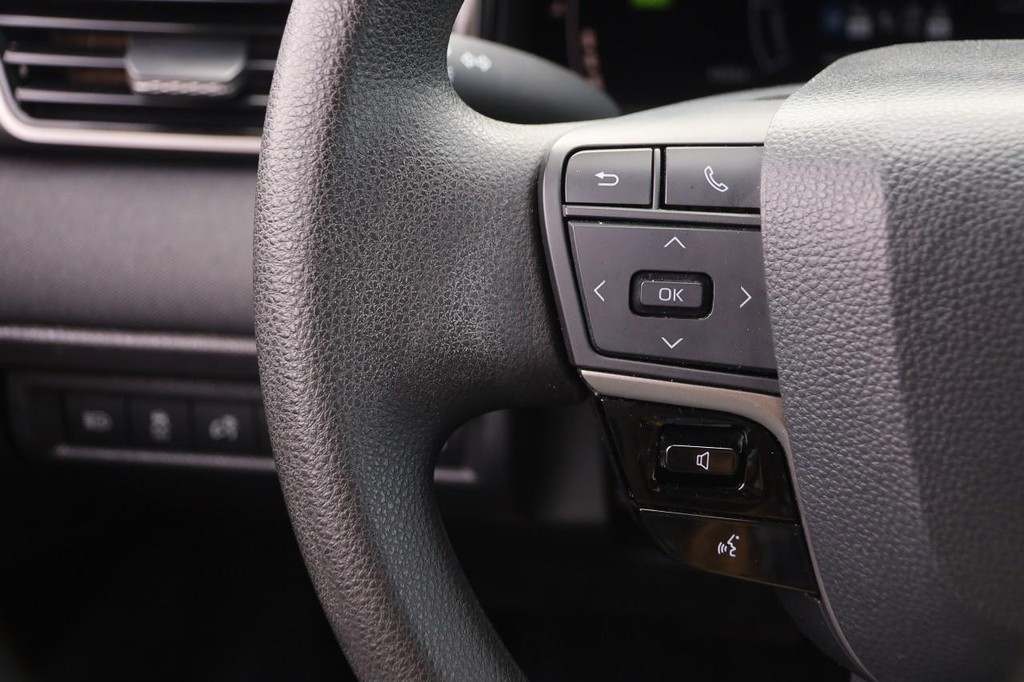 Toyota Camry Vehicle Full-screen Gallery Image 11