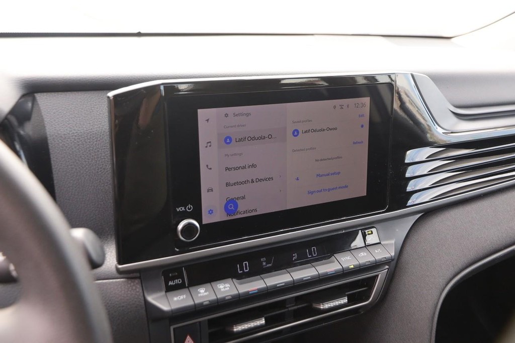 Toyota Camry Vehicle Full-screen Gallery Image 15