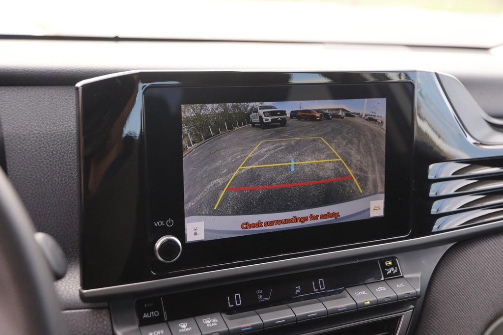 Toyota Camry Vehicle Full-screen Gallery Image 16