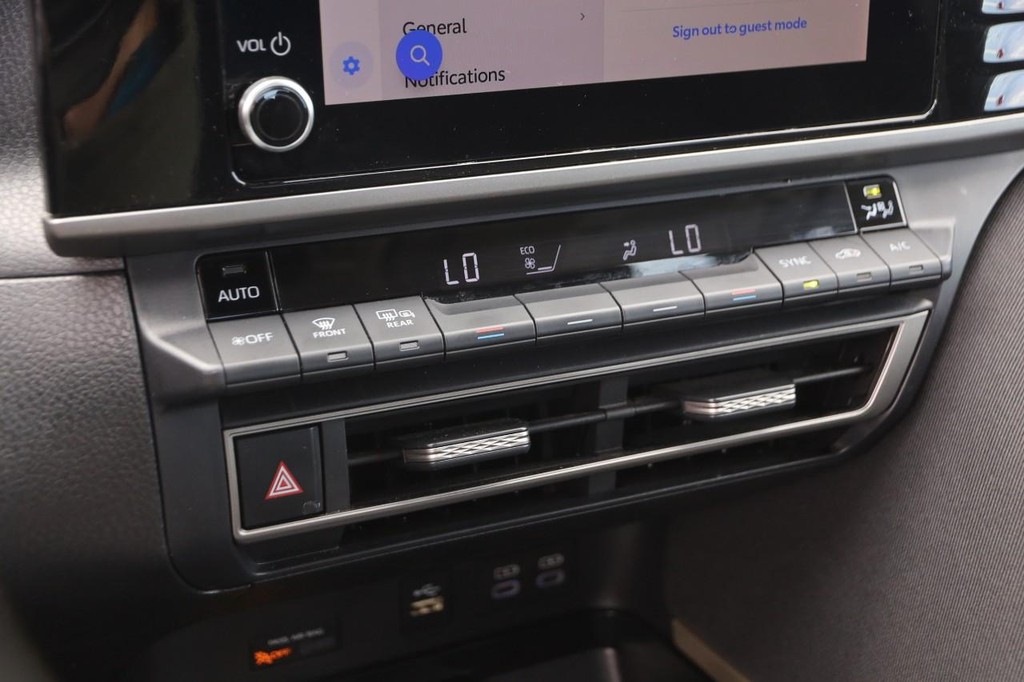 Toyota Camry Vehicle Full-screen Gallery Image 17