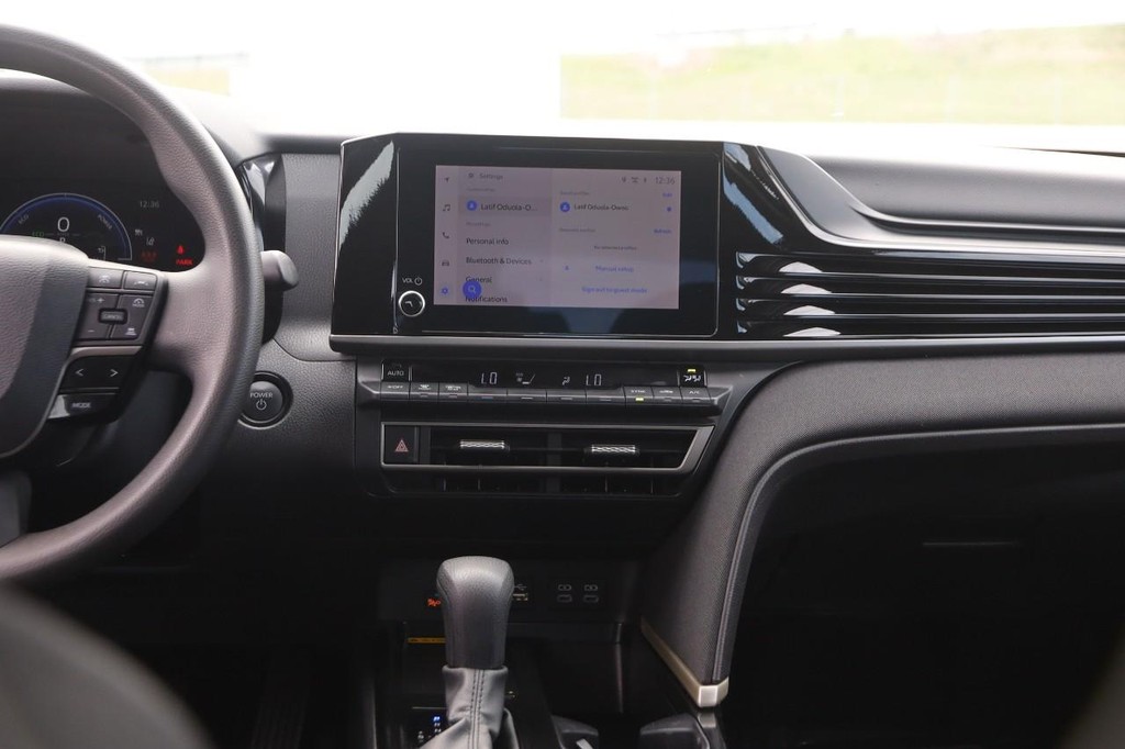 Toyota Camry Vehicle Full-screen Gallery Image 23