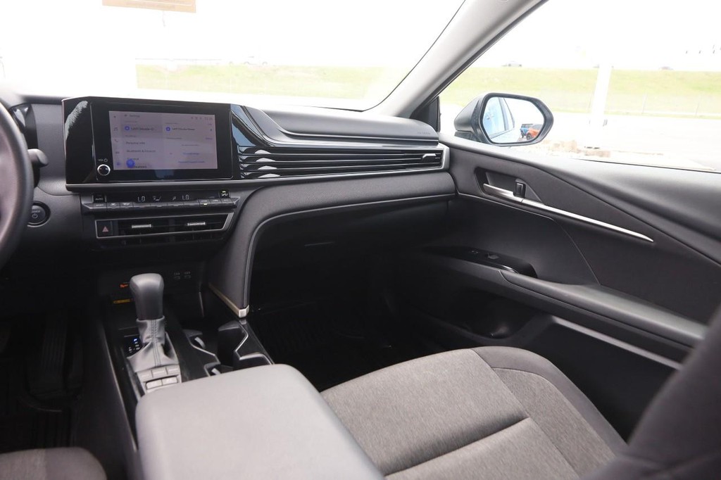 Toyota Camry Vehicle Full-screen Gallery Image 24