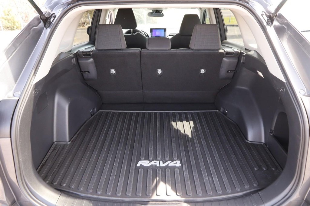Toyota RAV4 Vehicle Full-screen Gallery Image 7