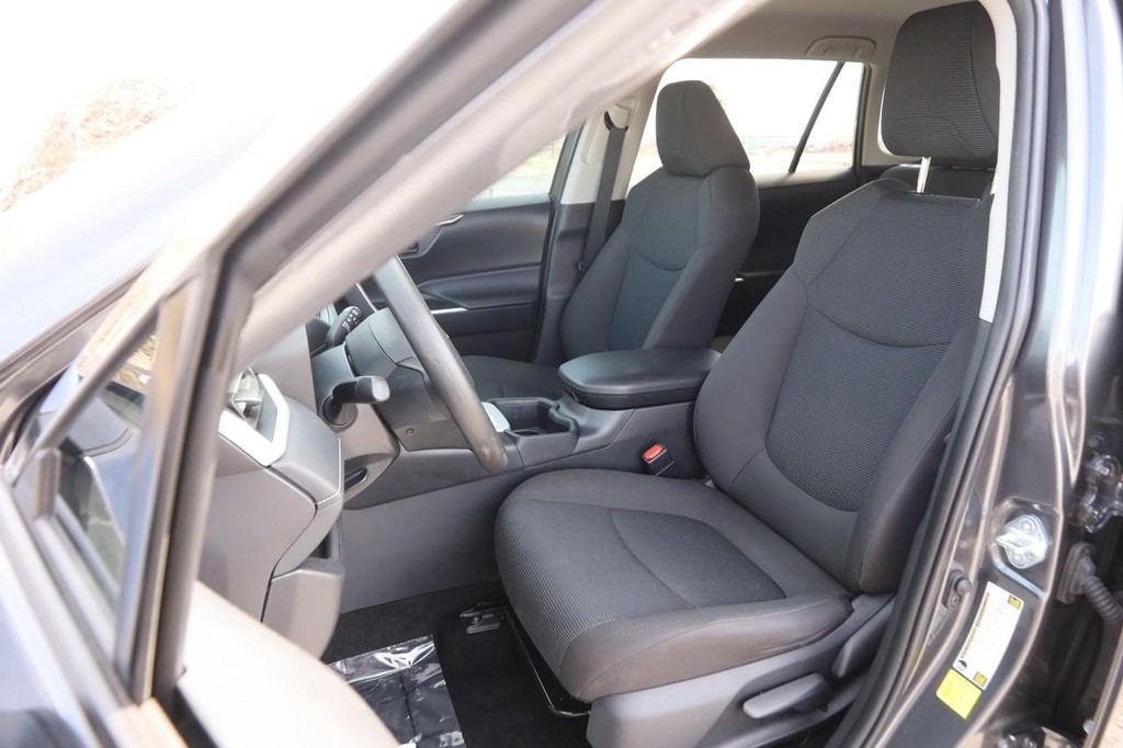 Toyota RAV4 Vehicle Full-screen Gallery Image 8