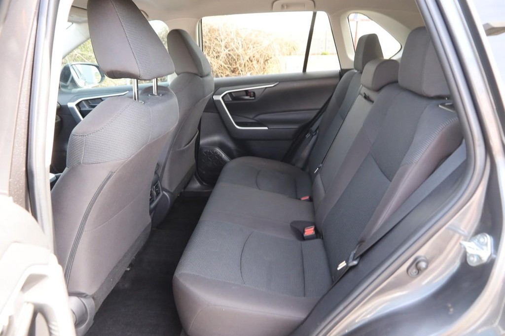 Toyota RAV4 Vehicle Full-screen Gallery Image 9