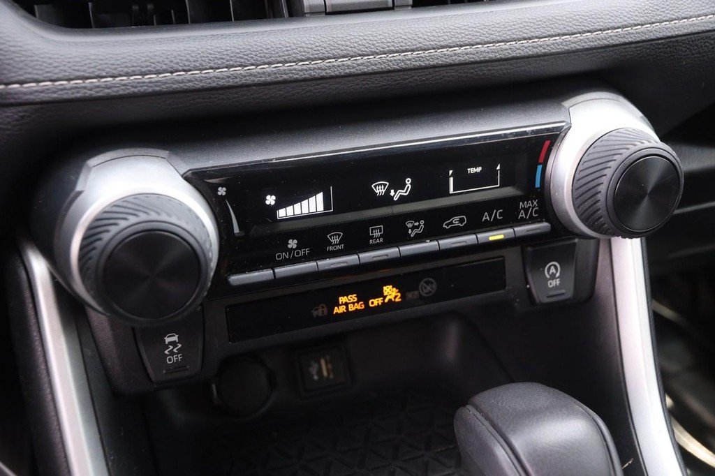 Toyota RAV4 Vehicle Full-screen Gallery Image 17