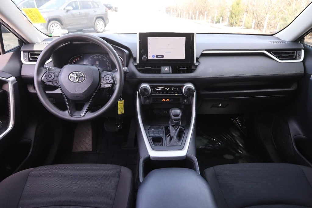 Toyota RAV4 Vehicle Full-screen Gallery Image 20