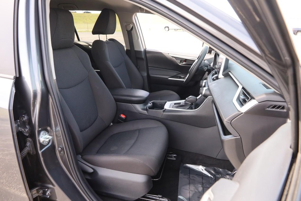 Toyota RAV4 Vehicle Full-screen Gallery Image 25