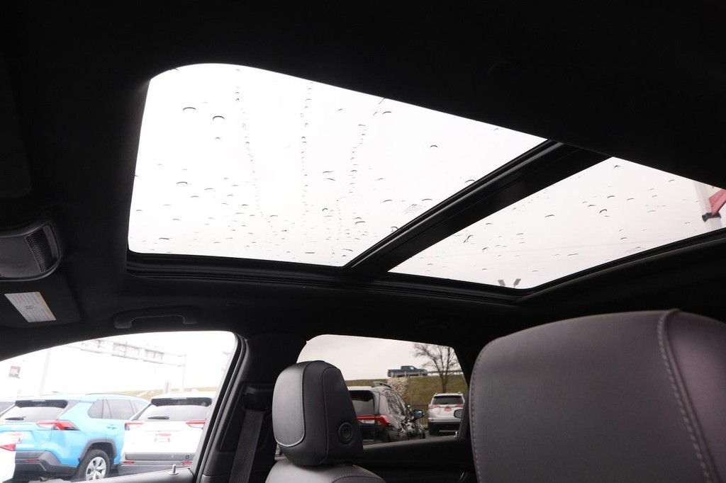 Cadillac XT5 Vehicle Full-screen Gallery Image 9