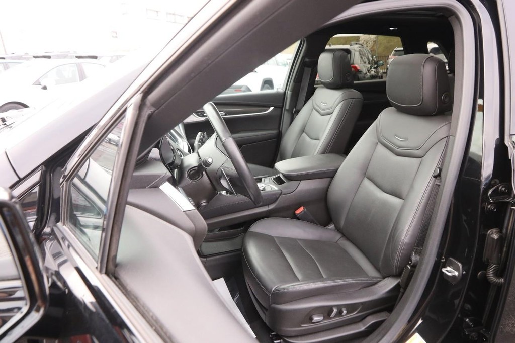 Cadillac XT5 Vehicle Full-screen Gallery Image 10