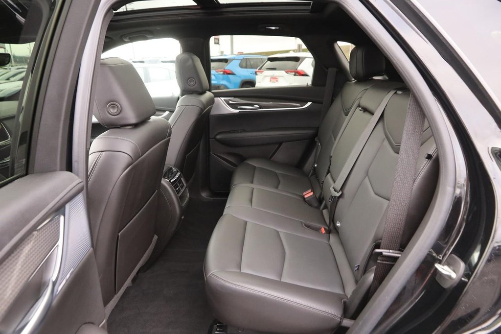 Cadillac XT5 Vehicle Full-screen Gallery Image 11