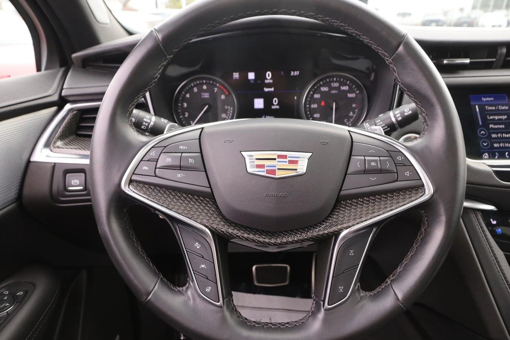 Cadillac XT5 Vehicle Full-screen Gallery Image 12