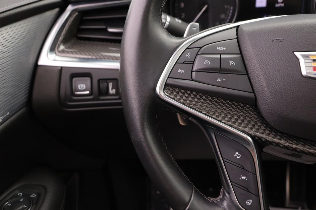 Cadillac XT5 Vehicle Full-screen Gallery Image 13