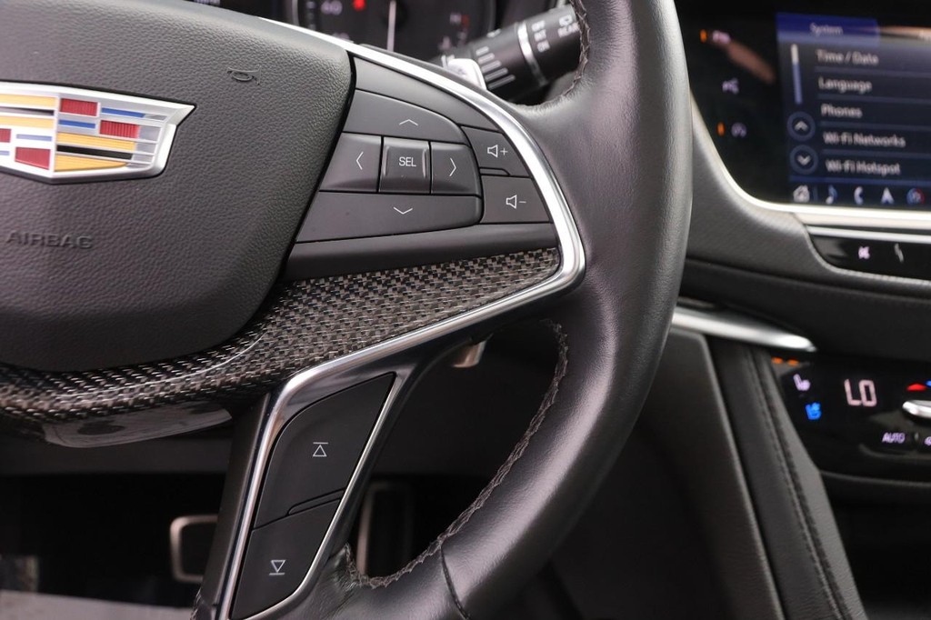 Cadillac XT5 Vehicle Full-screen Gallery Image 14