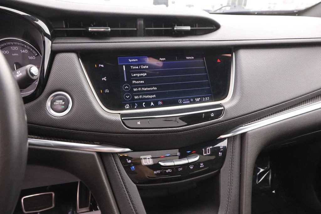 Cadillac XT5 Vehicle Full-screen Gallery Image 17