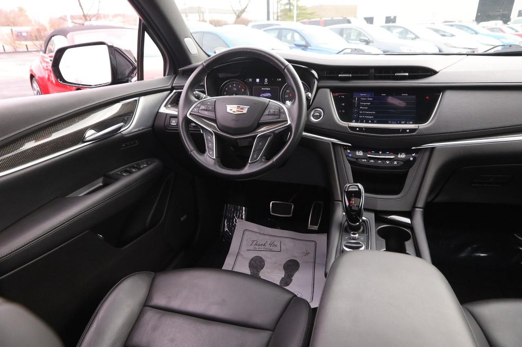 Cadillac XT5 Vehicle Full-screen Gallery Image 24
