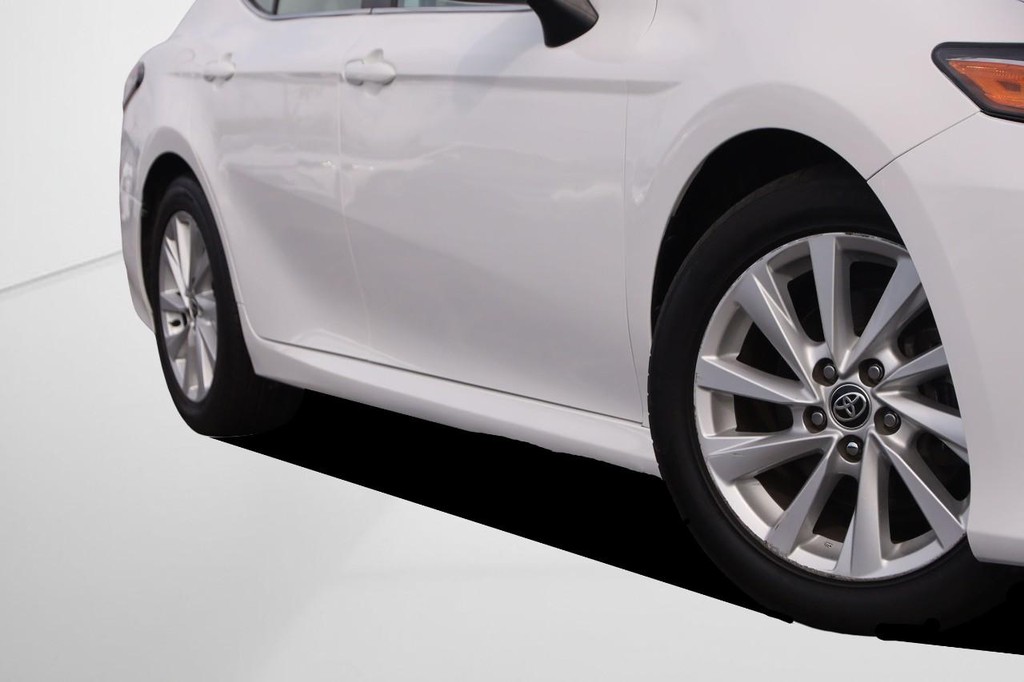 Toyota Camry Vehicle Full-screen Gallery Image 3
