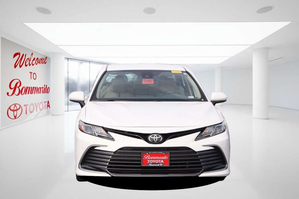 Toyota Camry Vehicle Full-screen Gallery Image 4