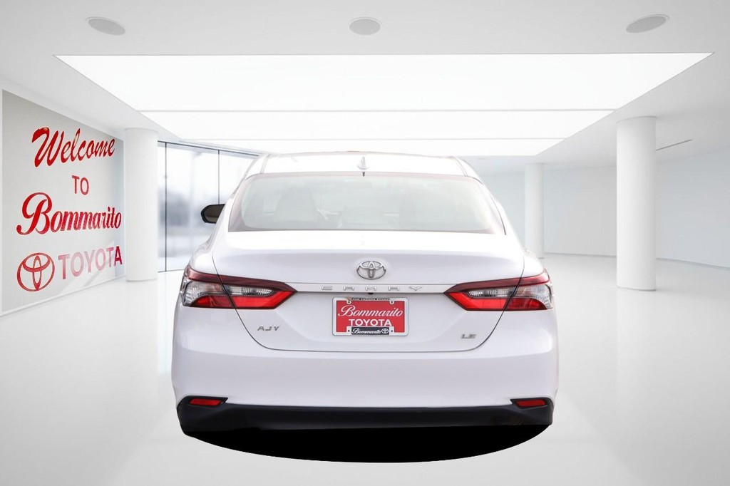 Toyota Camry Vehicle Full-screen Gallery Image 6