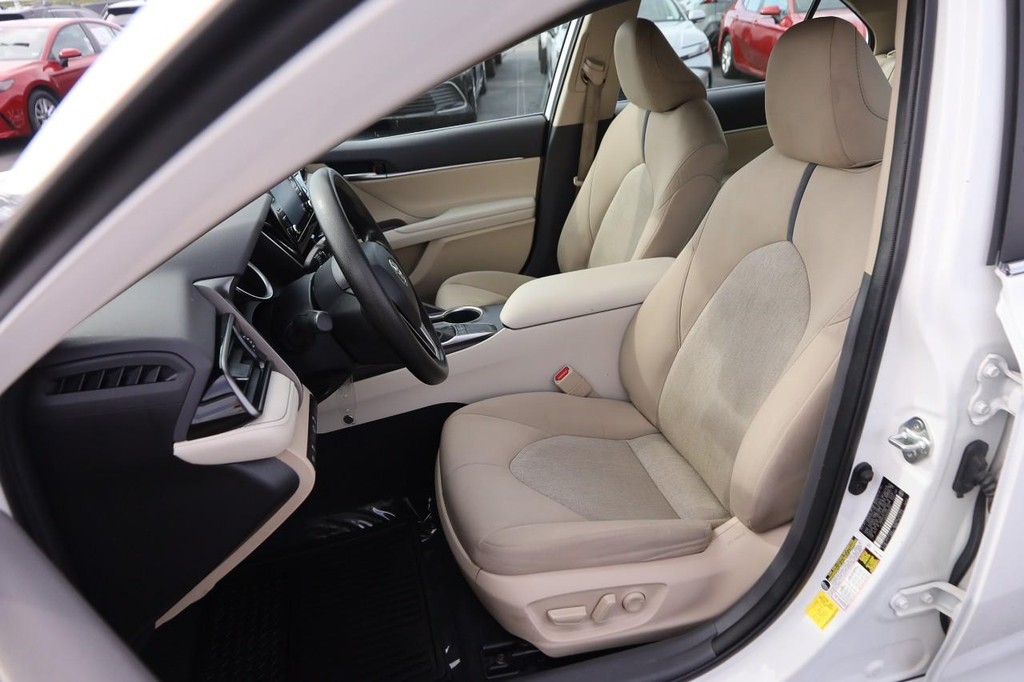 Toyota Camry Vehicle Full-screen Gallery Image 8