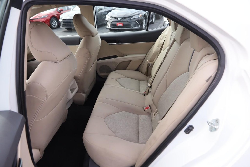 Toyota Camry Vehicle Full-screen Gallery Image 9