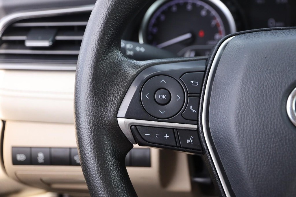 Toyota Camry Vehicle Full-screen Gallery Image 11