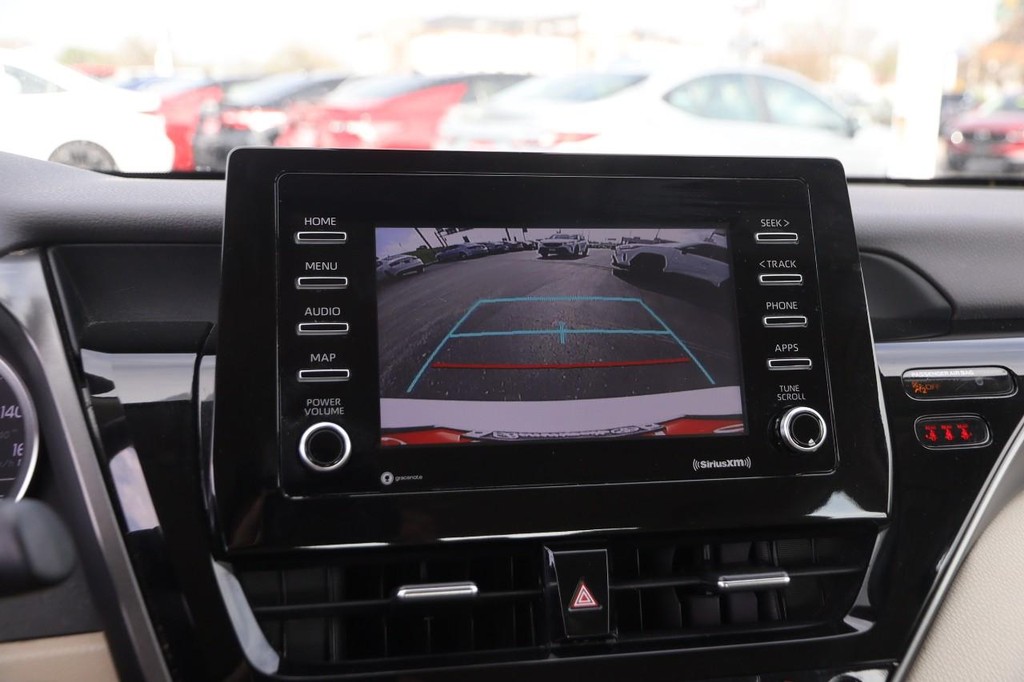 Toyota Camry Vehicle Full-screen Gallery Image 15