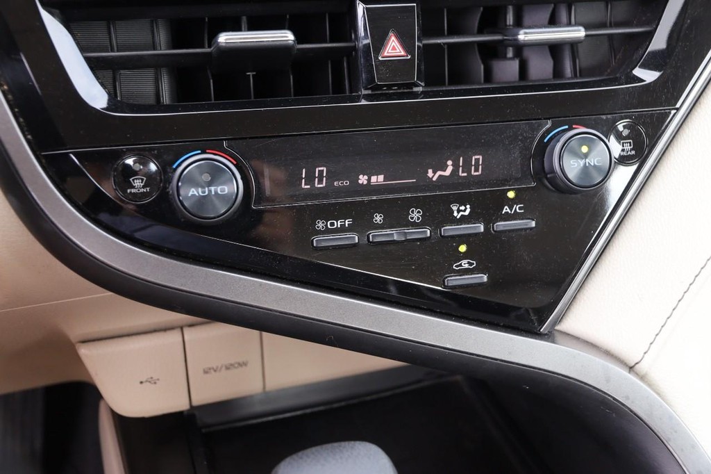 Toyota Camry Vehicle Full-screen Gallery Image 16