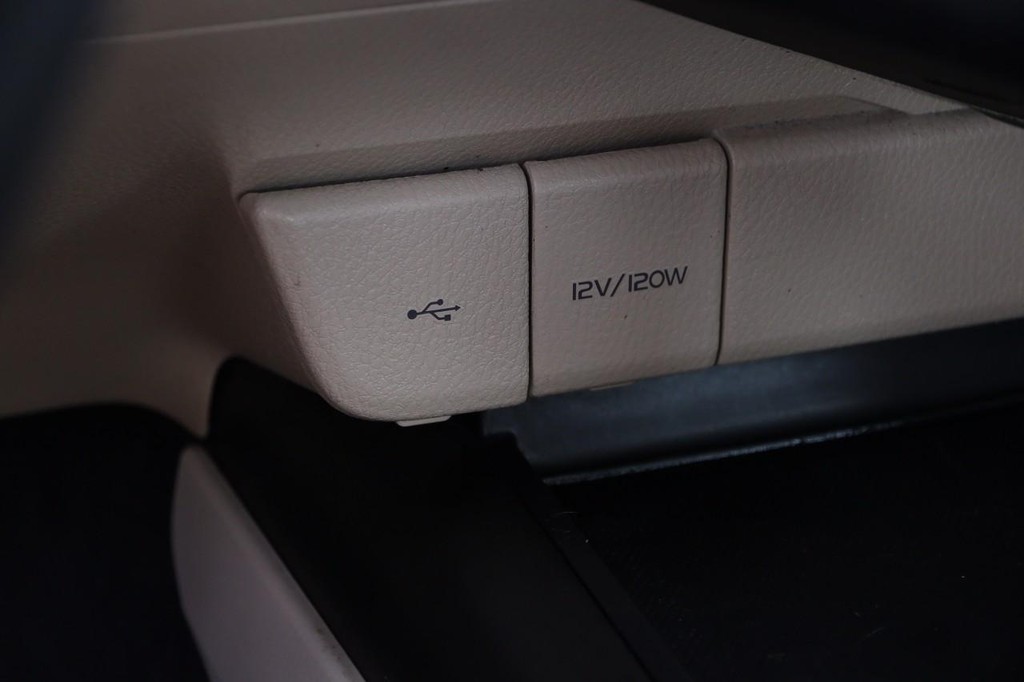 Toyota Camry Vehicle Full-screen Gallery Image 18