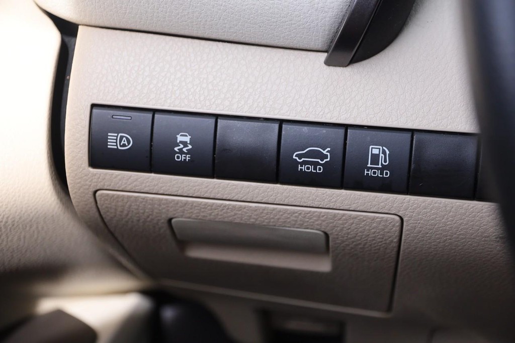 Toyota Camry Vehicle Full-screen Gallery Image 19