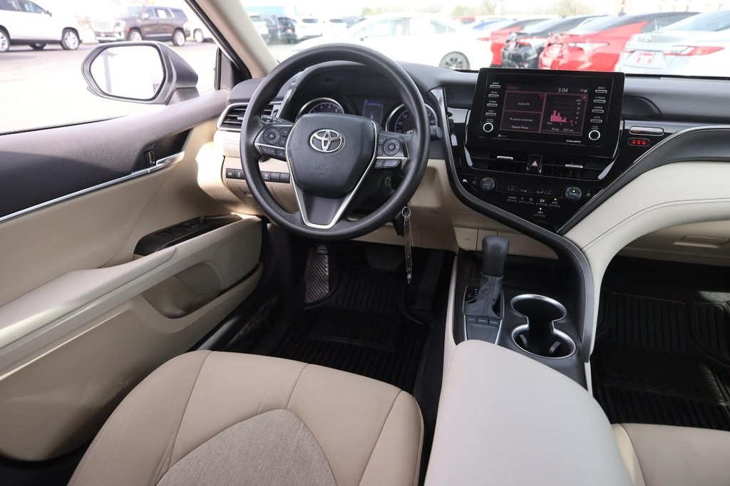 Toyota Camry Vehicle Full-screen Gallery Image 21