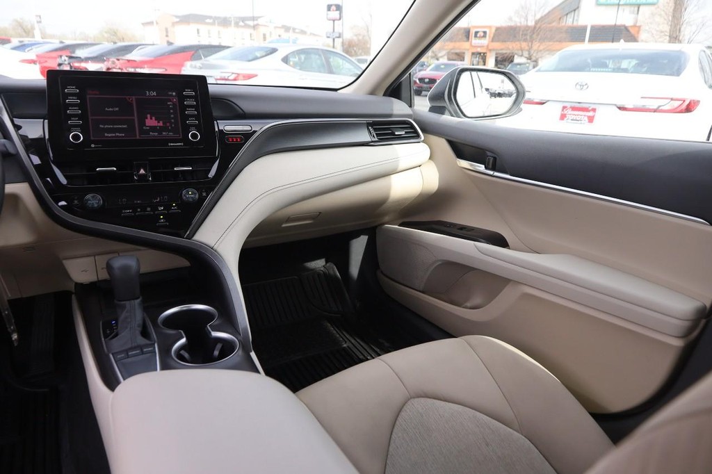 Toyota Camry Vehicle Full-screen Gallery Image 24