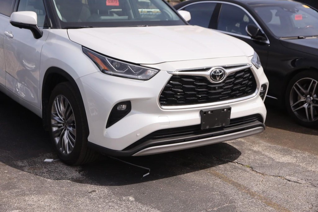 Toyota Highlander Vehicle Full-screen Gallery Image 2