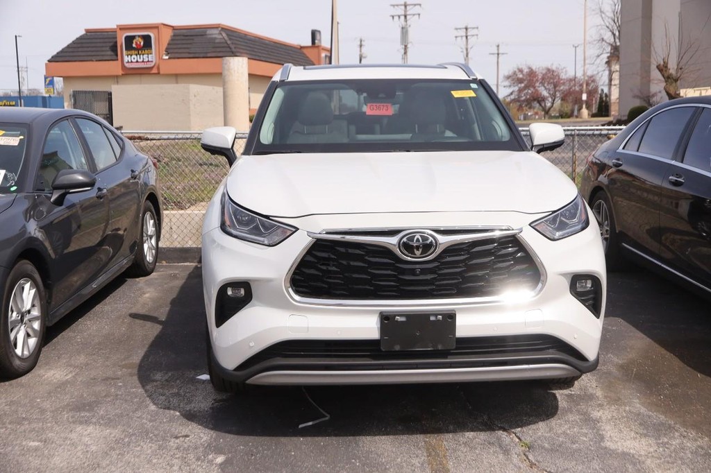 Toyota Highlander Vehicle Full-screen Gallery Image 3